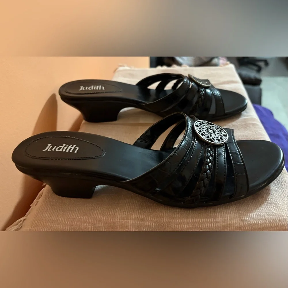 Judith Women's Strappy Black Slip on Block Heel Sandals Sz 9.5 Faux Leather. EUC - Picture 7 of 13